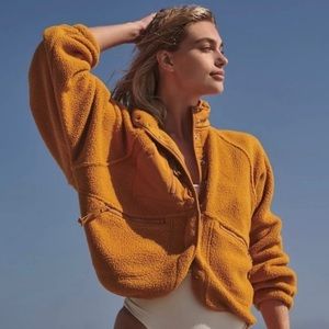 New with department store tags: Free People Movement “Hit the Slopes” fleece